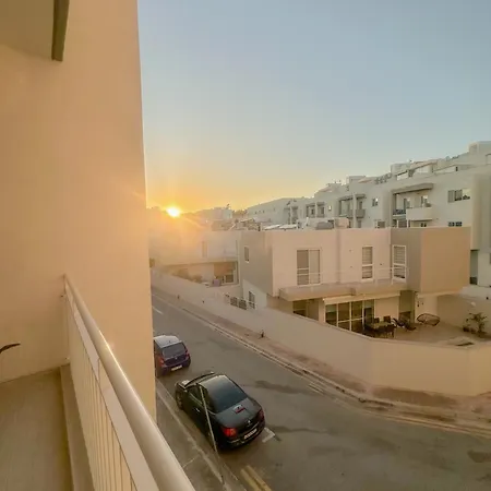 Апартаменты Lovely Flat Close To St Julians With 6 Beds In 3 For 8 People *